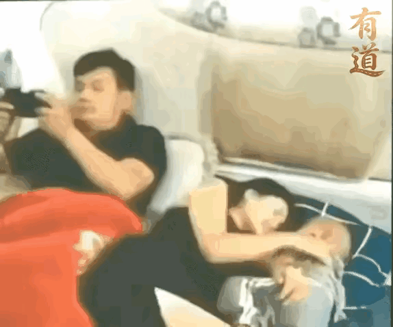 老婆刚把小宝贝哄睡，转身就黏着老公求抱抱，昏暗的卧室里满是婚后的温柔缱绻。老公也