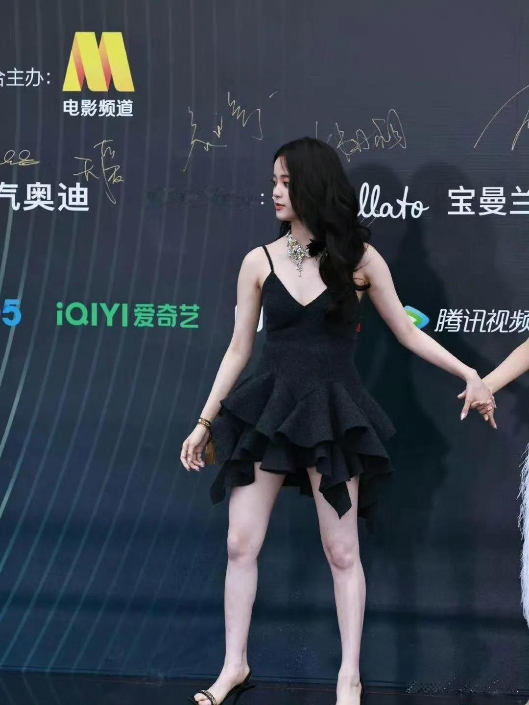 欧阳娜娜这身妆扮还是第一次见到。

以前不论是舞台还是私下，她都是打扮清新，一副