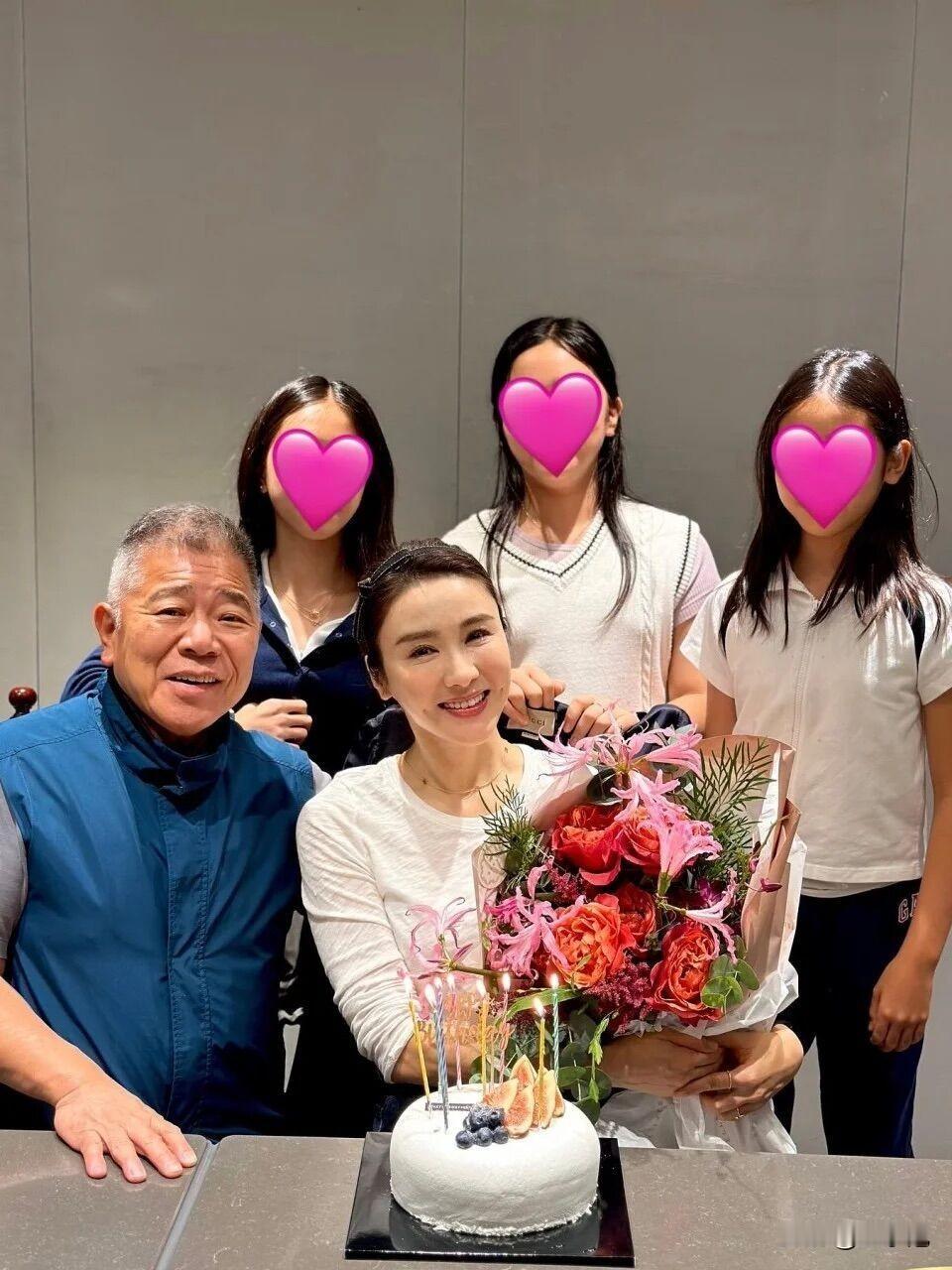 果不其然！婚姻幸福的女人，眼里依然有光！结婚十五年的黎姿，除了被迫成为商界女强人