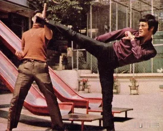 李小龙也被他们利用。各种评论区已经大量涌现攻击和抹黑李小龙的人，这些人目的性很强