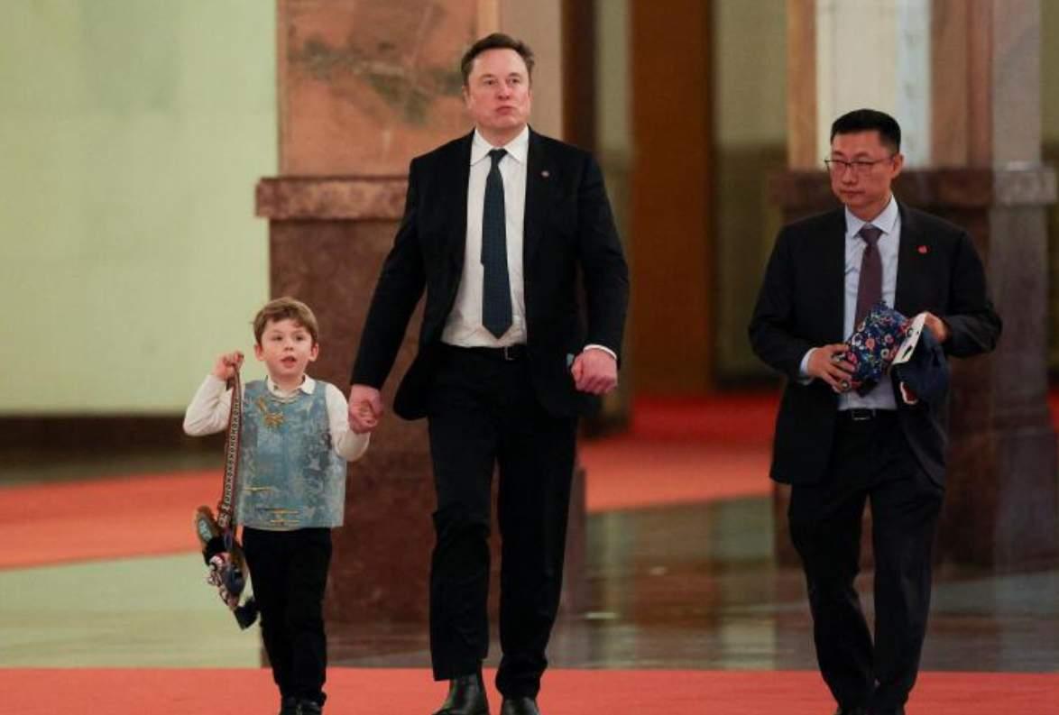 要说这次随行的美国企业家代表团最松弛的应该算马斯克了，不仅带着小儿子着中式服饰同