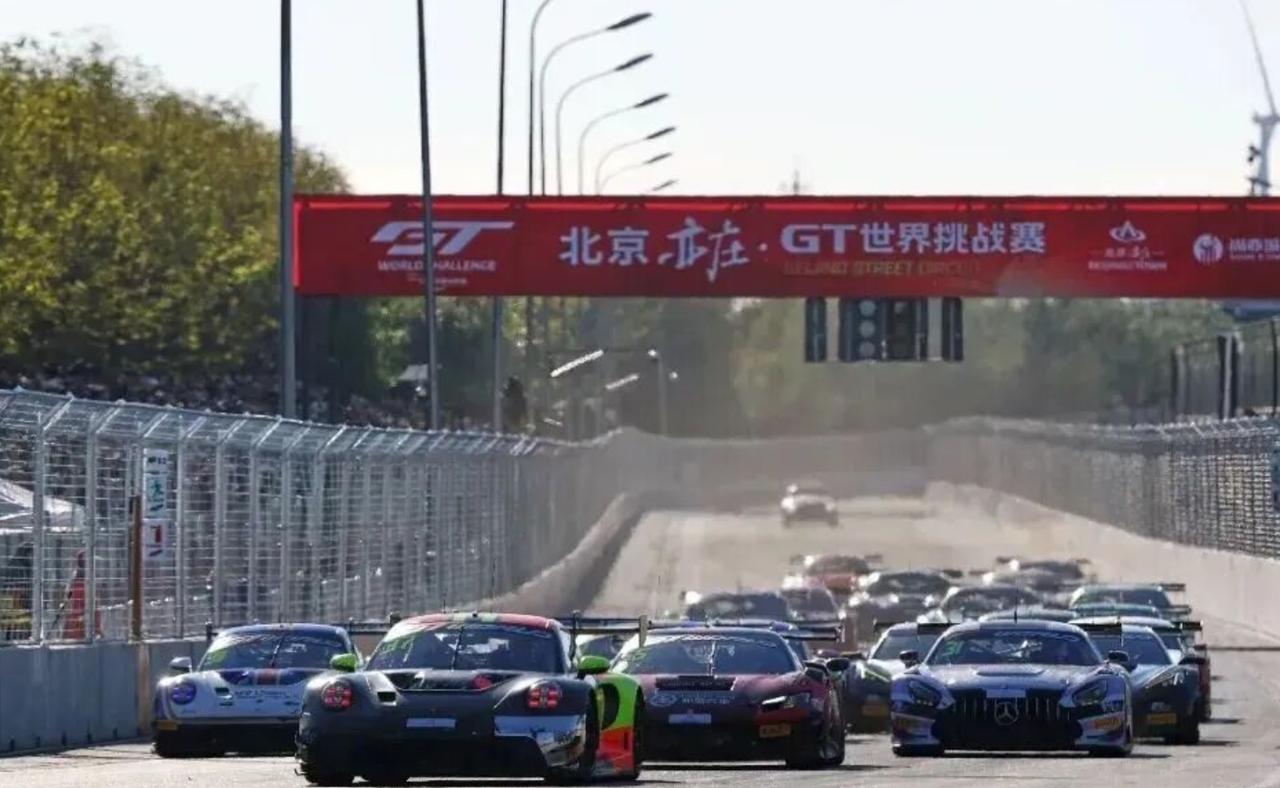 轰鸣响彻通明湖！2026亦庄GT正式开战，4.9公里城市街道上演超跑大乱斗。
各