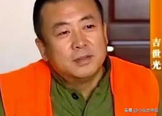 2011年，一位瘫痪多年的民警坐在轮椅上看电视，突然，他神情激动，指着电视大喊道