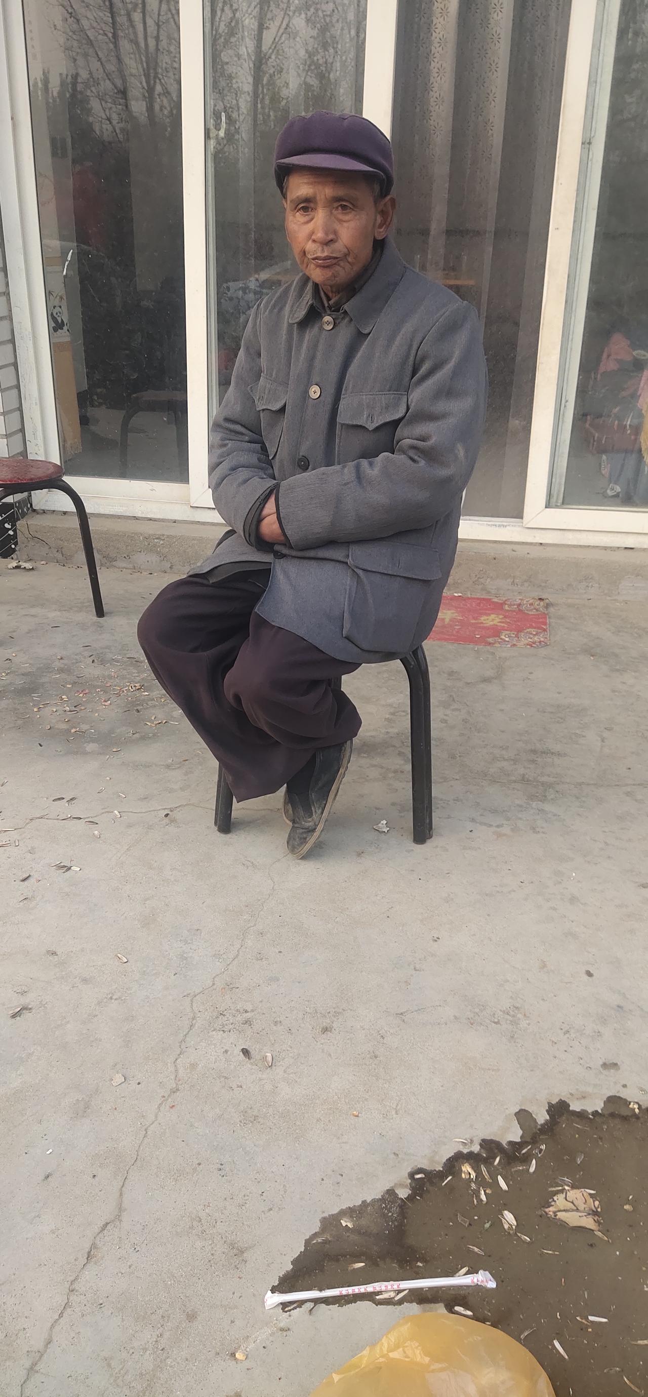 我们村有一户路姓人家，并且是唯一的一户，据说最早来的姓路的那个人才十十岁，他属于