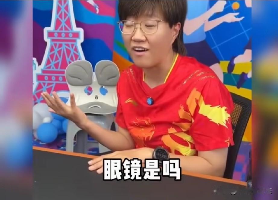 我去！郭炎这次不忍了，让球迷上来试试？

郭炎参加节目，
被年轻观众调侃为:不懂