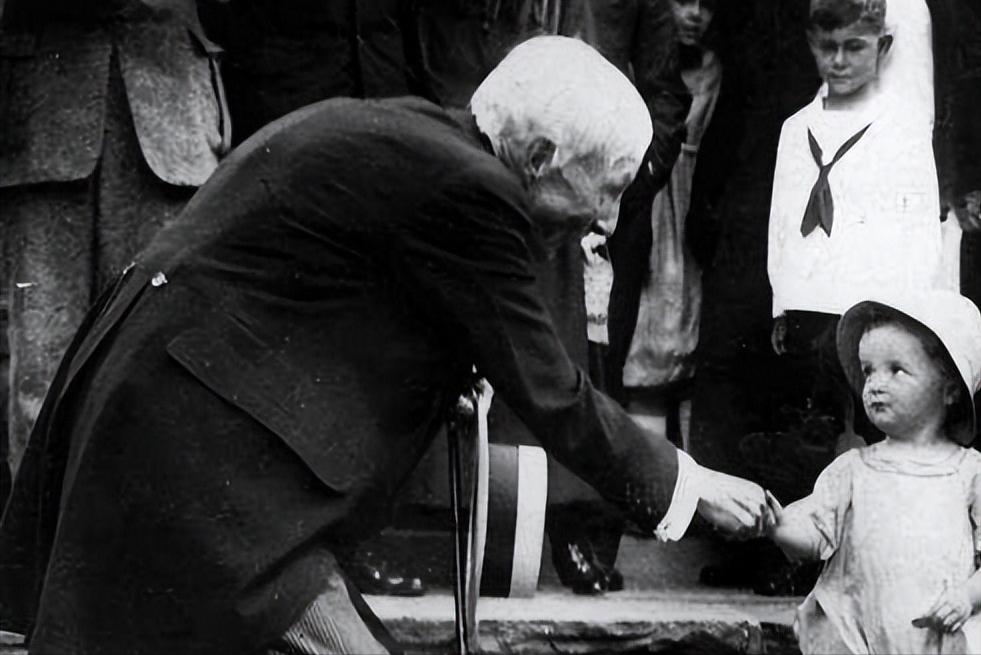 1929年， 石油大王洛克菲勒在街边擦皮鞋。擦鞋的小孩对他说，先生，我给你推荐一