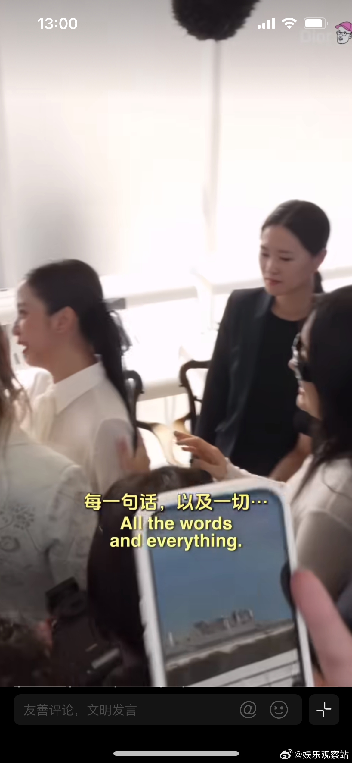 金智秀和已故总监女儿相拥而泣，金智秀奔赴巴黎参加品牌大秀，在这里与Mathild