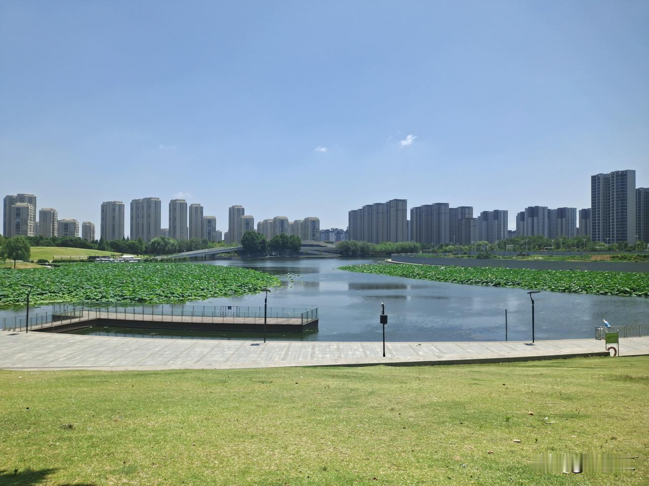 康平湖公园是郑州航空港区Ⅱ类应急避难场所，坐落太湖路与雍州路交叉口。全园占地24