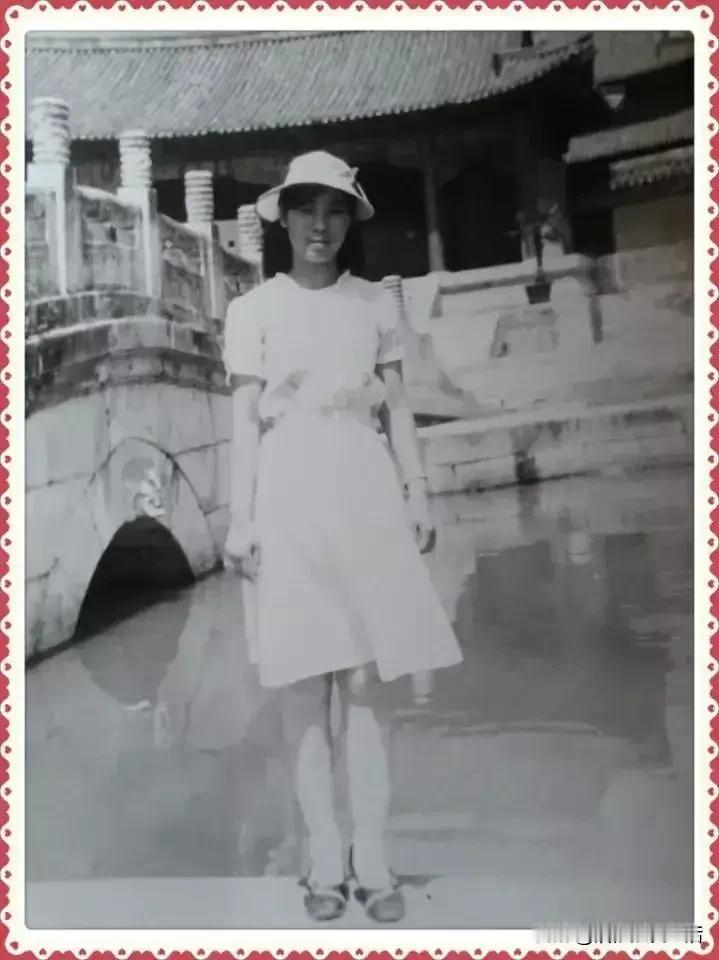 不得不承认自己老了
因为特别爱怀旧

每每停下手中的活儿
或者夜深人静的时候
脑