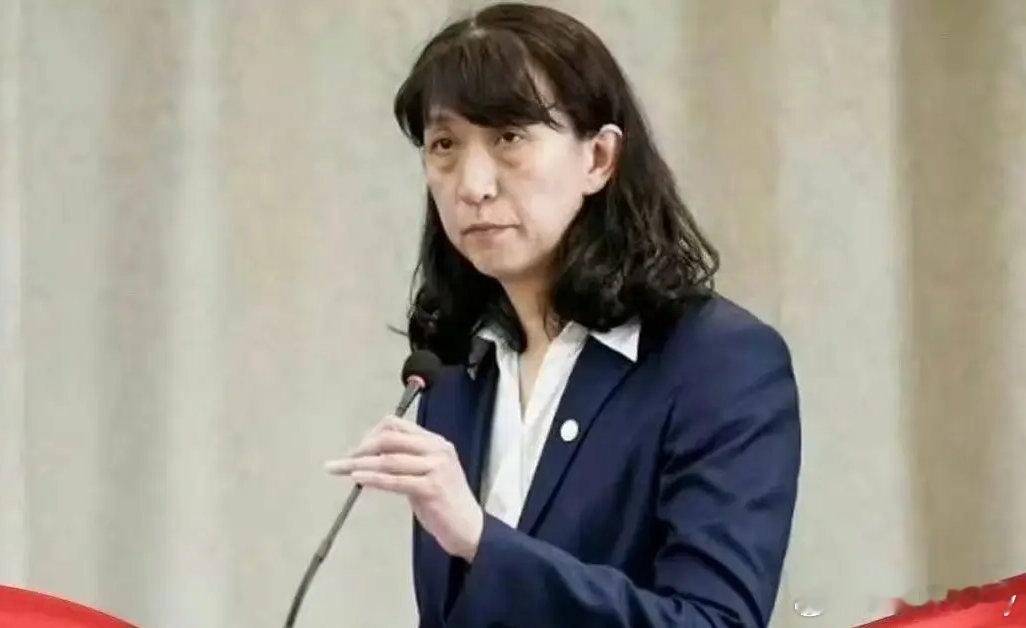 赖主席运动员时期的最好成绩是奥运会和世锦赛银牌，稍显遗憾的是始终与三大赛金牌擦肩