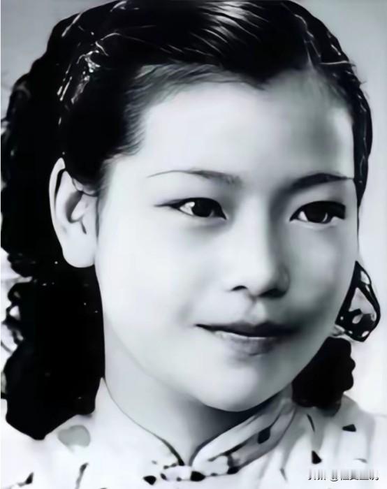 1976年，一名头发花白的老妇纵身跳入北京护城河中，当人们将她打捞后，才发现这个