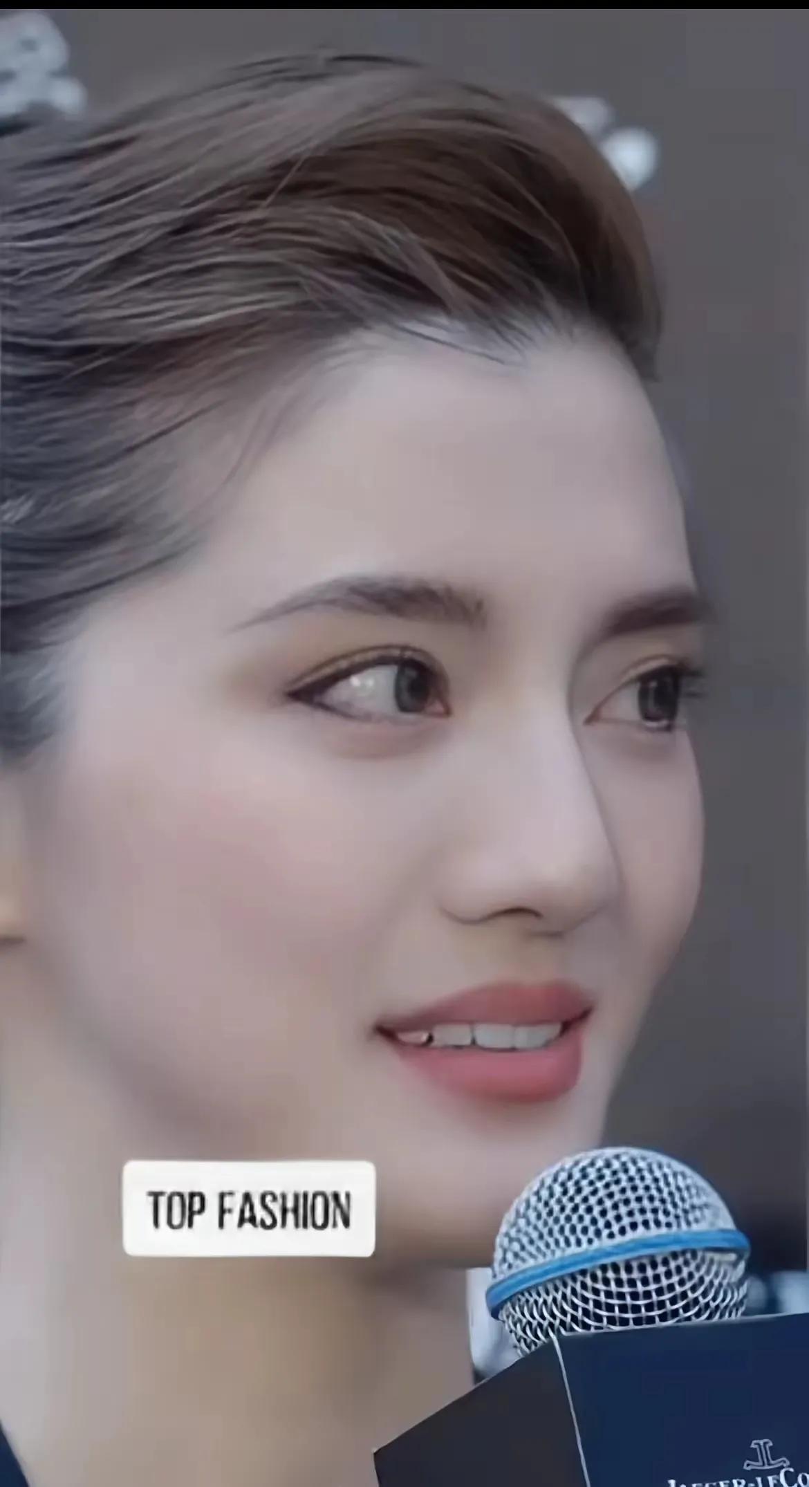 越看越美，她是越看越漂亮，第一眼就令人惊艳的大美女，360度无死角的美。
美得无
