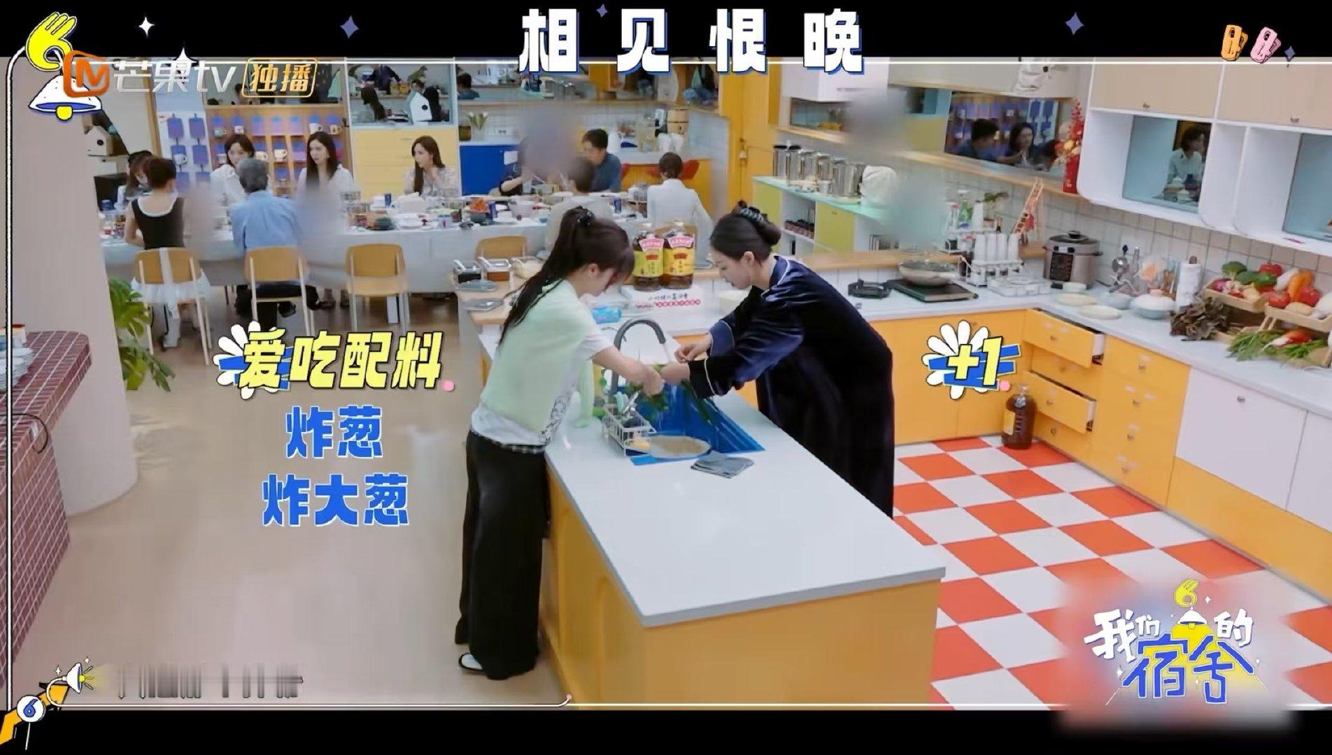 李晟管乐什么都能吃到一起 我们的宿舍 李晟和管乐在吃上的契合度简直满分。宿舍火锅