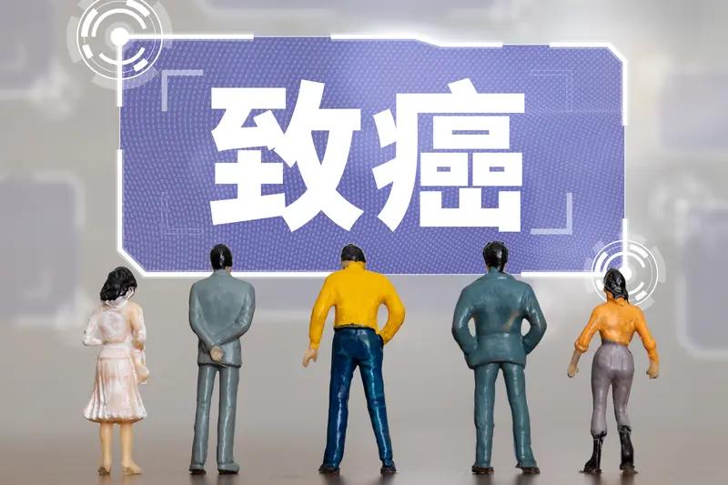 我国癌症高发是多种因素共同作用的结果。人口老龄化是核心因素，60 岁以上人群癌症