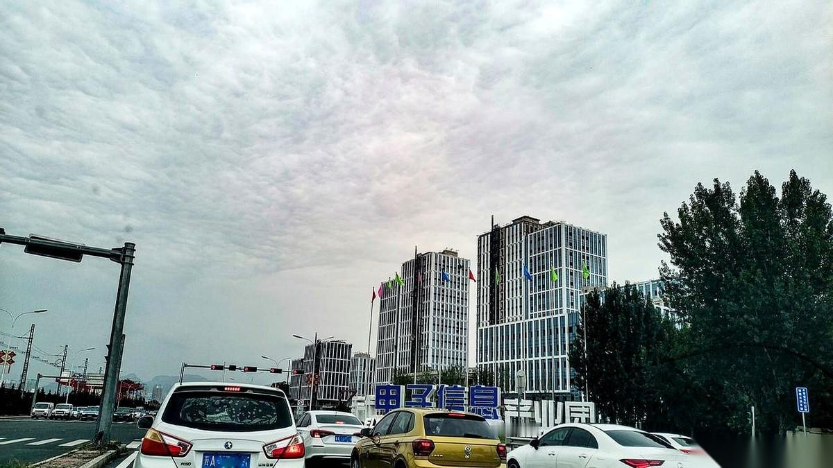 国家队真的来了。
就在石家庄鹿泉，和平西路边上那个，跟小山脉一样连绵起伏的建筑群