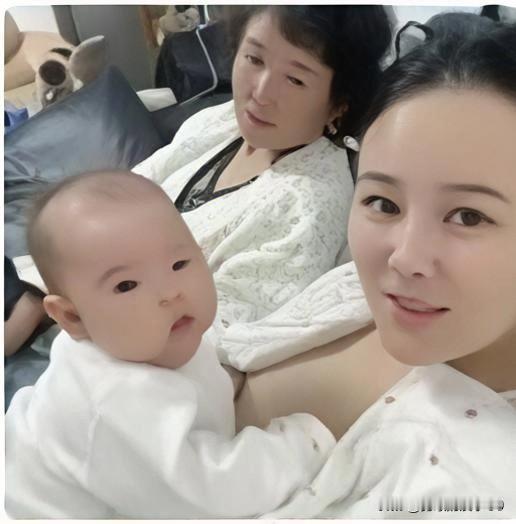 瞧这温馨场景，小儿子趴在妈妈怀里，懵懂娇俏地打量着世界。妈妈脸上洋溢着幸福灿烂的