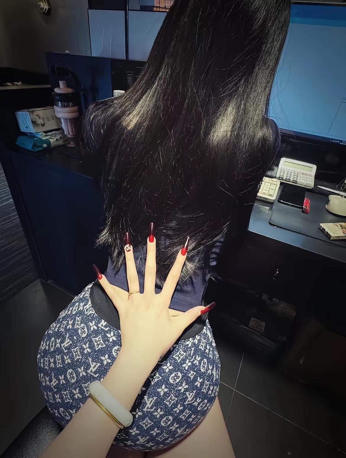 这腰臀比也是没谁了！[鲜花][泪奔] ​​​