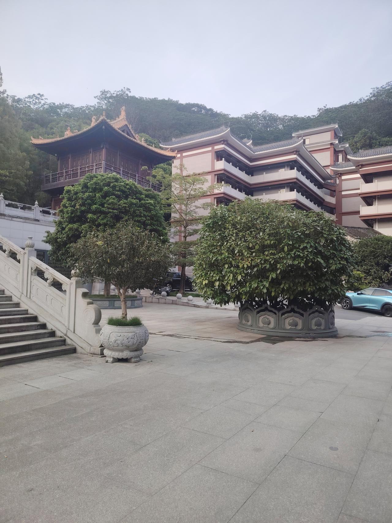 我在教育系统跑采访那几年，见过形形色色的家长，听过无数句“老师，孩子就拜托您了”