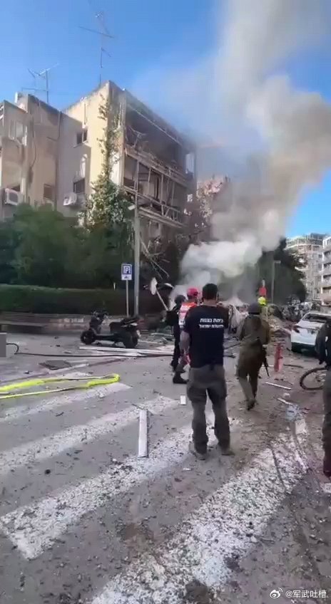 兄弟们，伊朗导弹击中了特拉维夫路易斯·马歇尔街11号楼，这座楼是以色列安全机构的