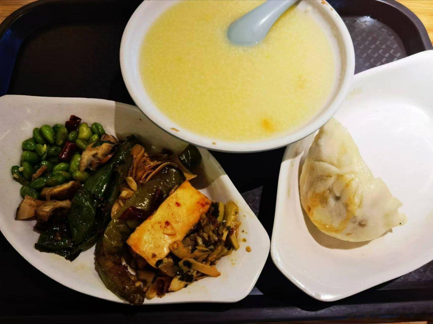武夷山的早饭，还是很丰盛的，就是这个凉拌菜，还真是都有辣椒，虽然很好吃，但是还是