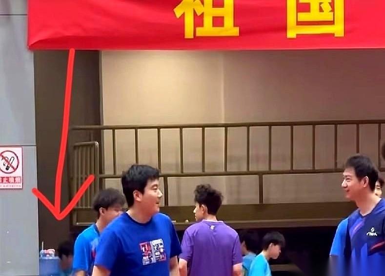 我眼睛都快看瞎了。
真的，就在周雨新发的那个视频里，一帧一帧地扒，在犄角旮旯里找