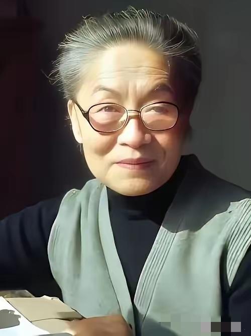 杨绛先生晚年告诫： “人到晚年，唯一能依靠的只有两样东西：年轻时攒下的钱，和清醒