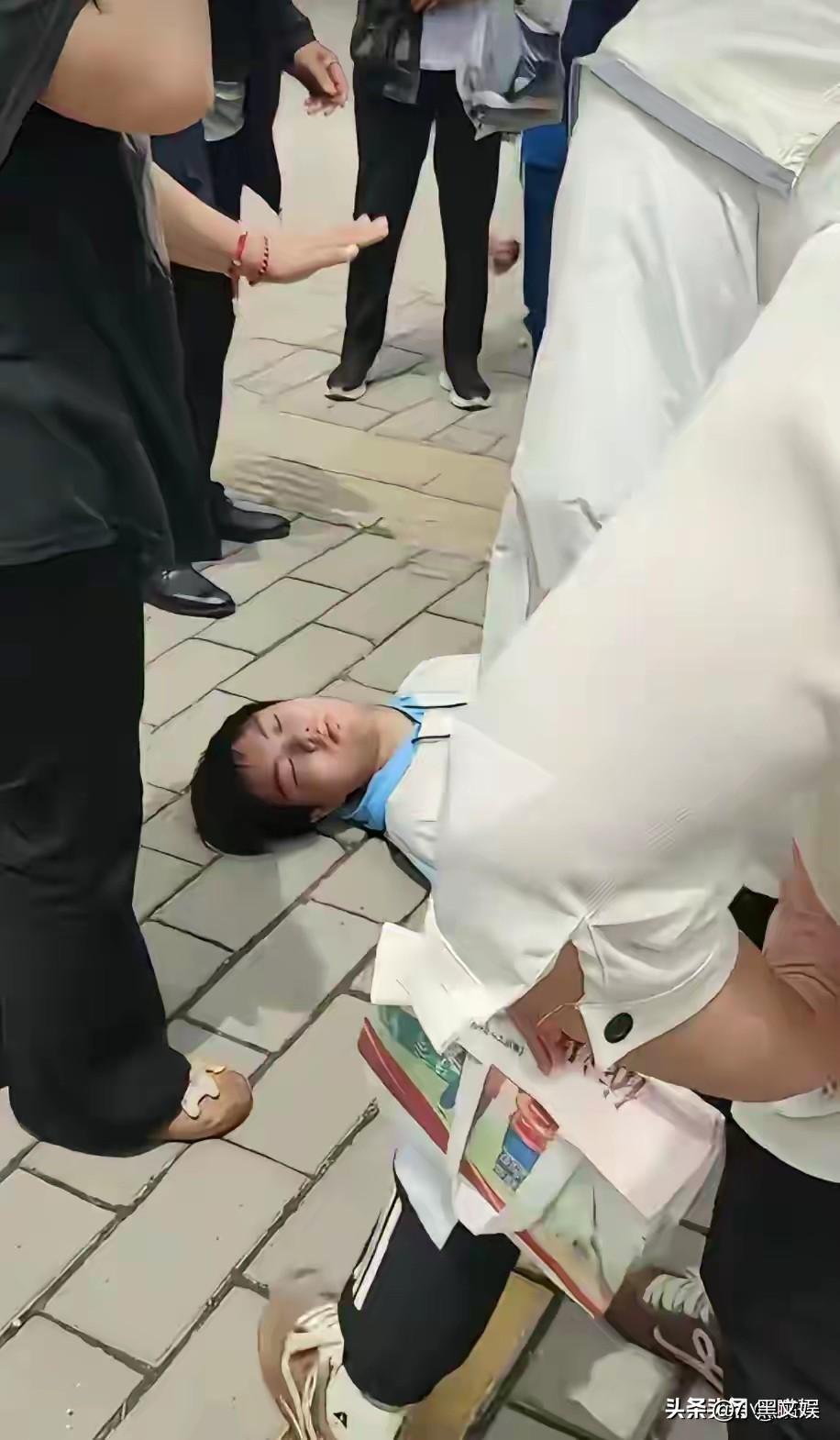 希望没事吧！
一考生高考完之后，内心十分激动于是就在马路上表演摔跟头，结果就成这