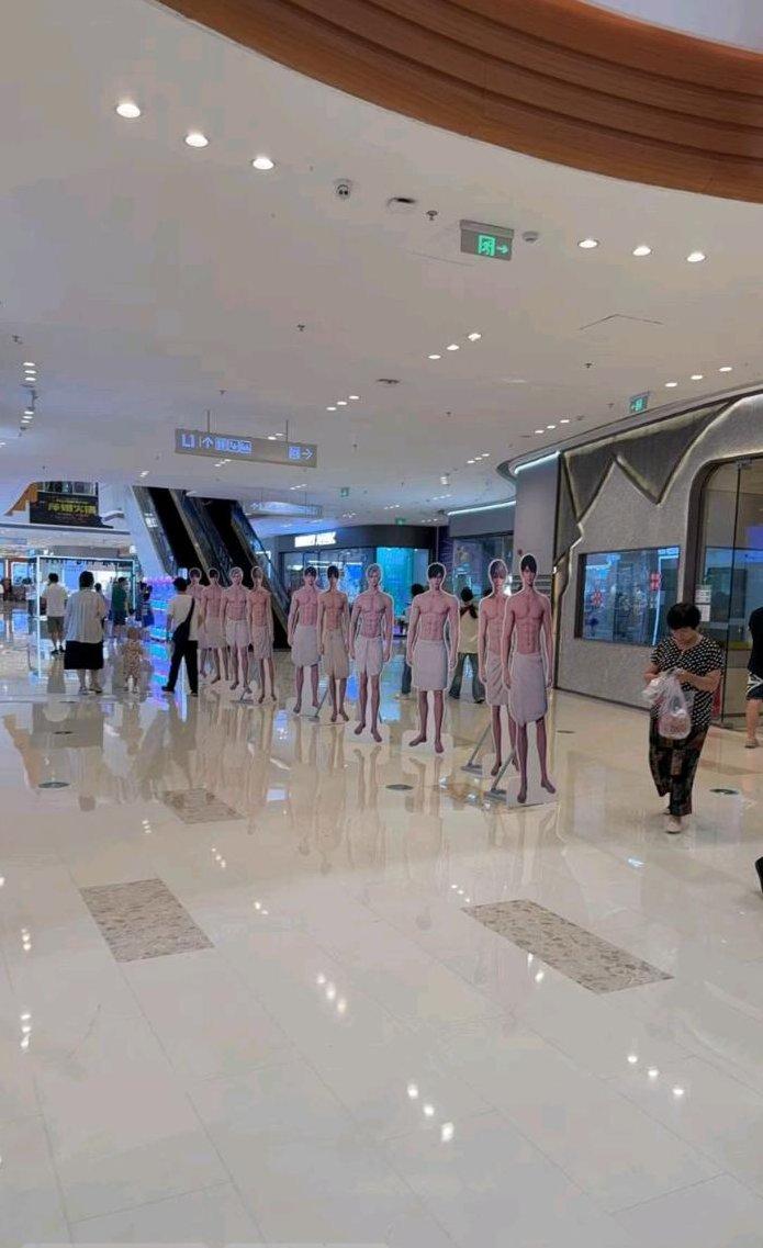 搞不动商场搞这么多纸片人立牌有什么意思，
和图二林正英电影的纸扎人有什么区别呢？