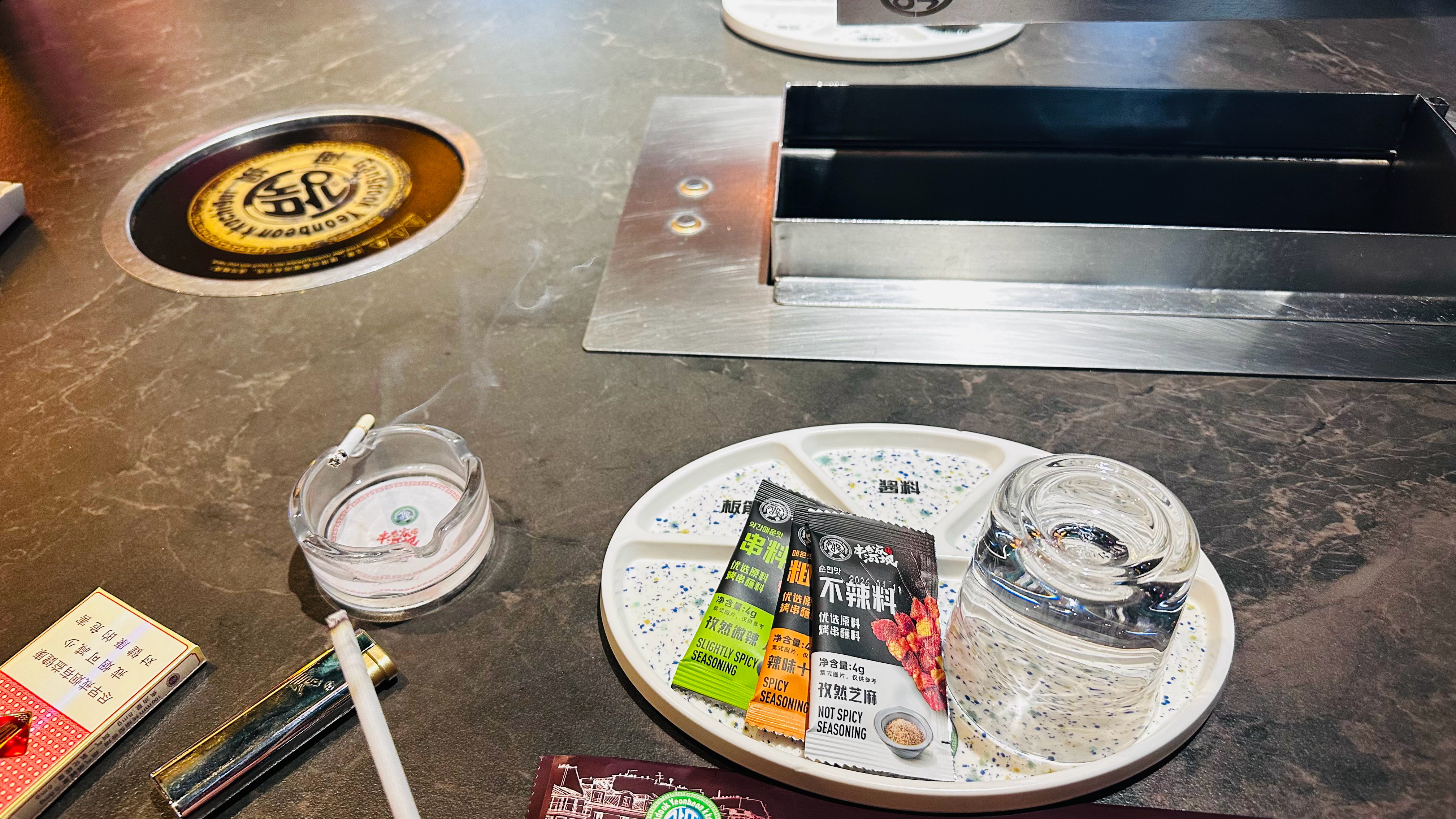 以前出差 遇到不禁烟（我知道不文明，但是很多城市都这样）的饭店，我都会拍一个发给