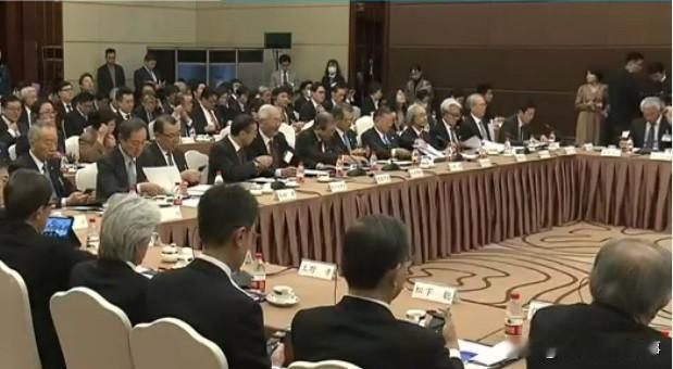 经济团进京，右翼团窜台：日本对华“双轨外交”还能演多久？

日本友好团刚在北京坐