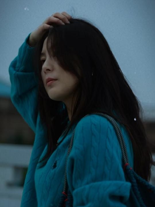 其实底层逻辑特简单：每个人的“善”，都是基于自己的经历和处境建立的。你没淋过别人