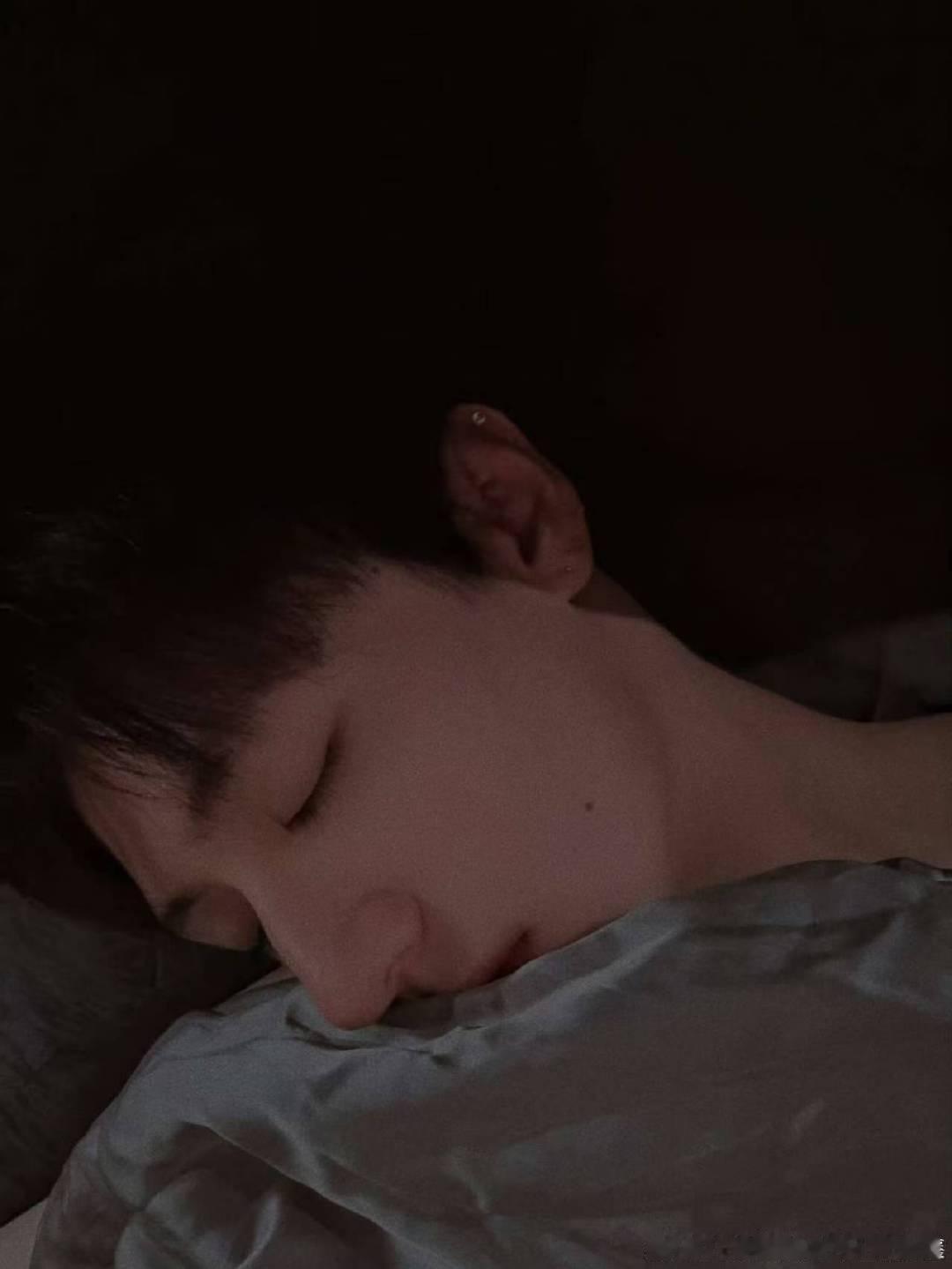 朱志鑫说困成猪志鑫了朱志鑫怼脸睡颜 困成…………….………˙Ꙫ˙志鑫~ 