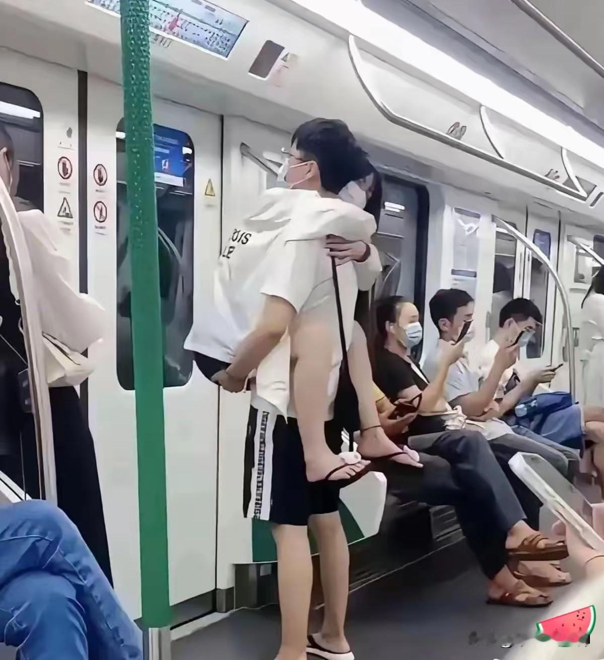 看到他们在地铁上这样，我都觉得尴尬。

女孩全程“挂”在男朋友身上，这要是我闺女
