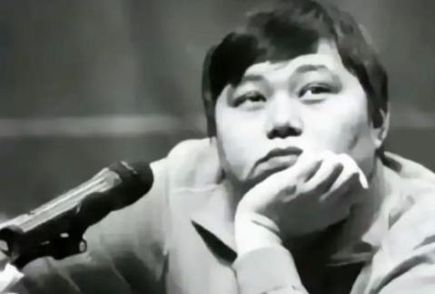 2006年，广东顺德海关的一名普通公务员晚上回到家，悄悄对妻子说：老婆，我的银行