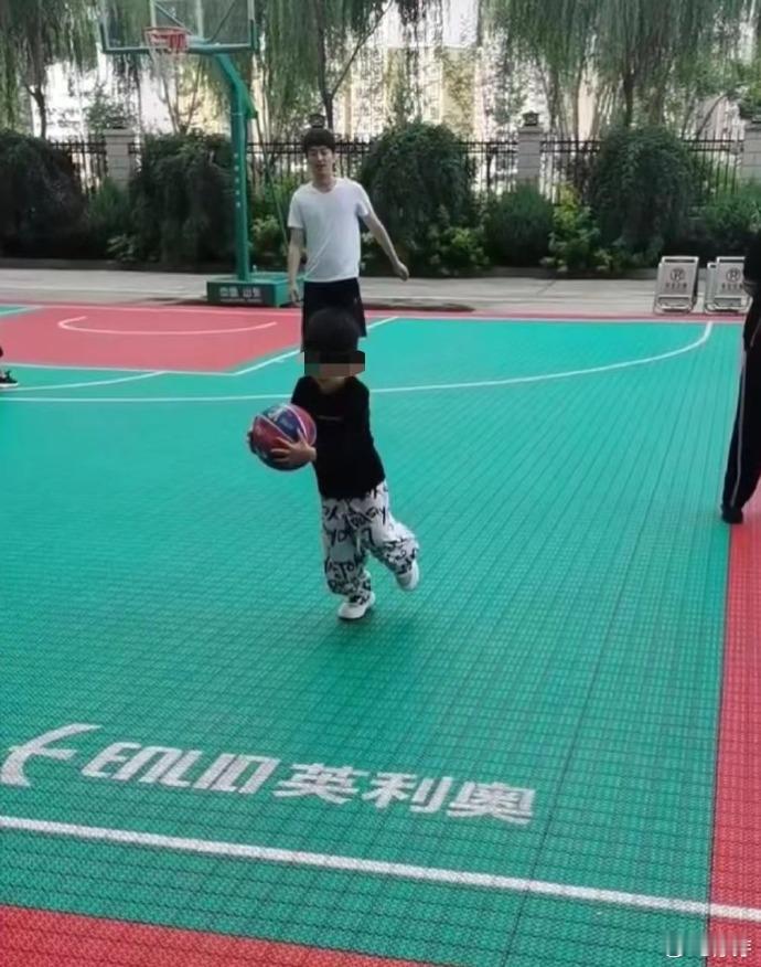 陈晓在拍戏间隙陪儿子打篮球，小星星好可爱！ 