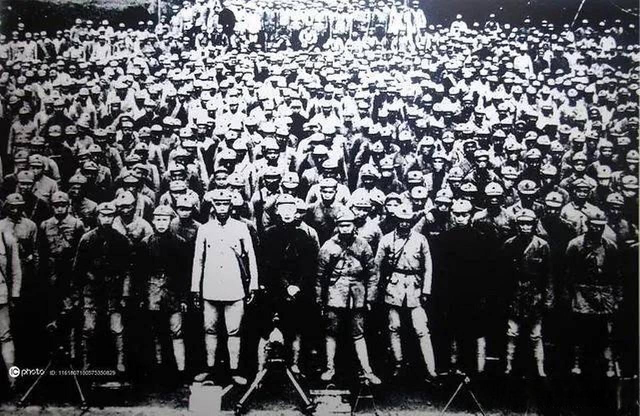 1935年，红一方面军和红四方面军会师，打乱编制，混合编为左右两路军。不久，毛主