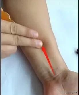 班主任说班里两个孩子有自杀抑郁的倾向，于是她找我孩子谈话。
谈话的大概意思是，我