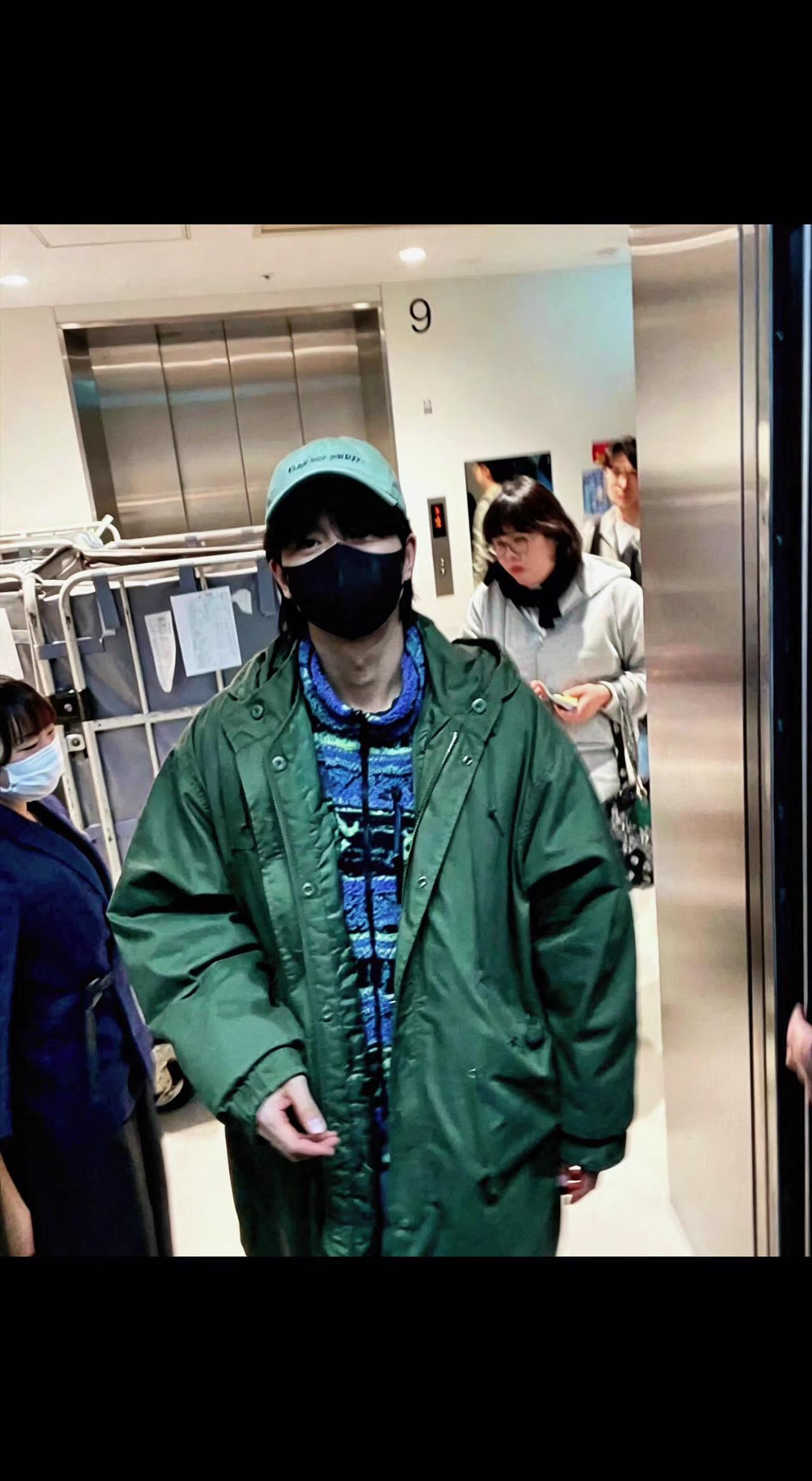 🚪电梯门开的瞬间，绿风衣像春天撞进玻璃幕墙🌿。口罩遮不住眼里的光，人群中自成