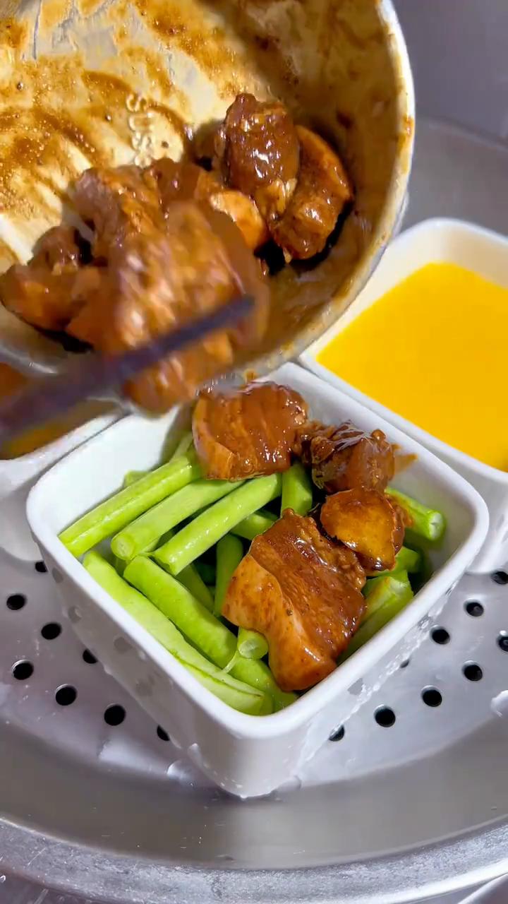 饭菜一锅蒸：南瓜饭、蒜蓉粉丝娃娃菜、五花肉蒸豆角、虾仁蒸蛋羹。
一个人在家如何吃