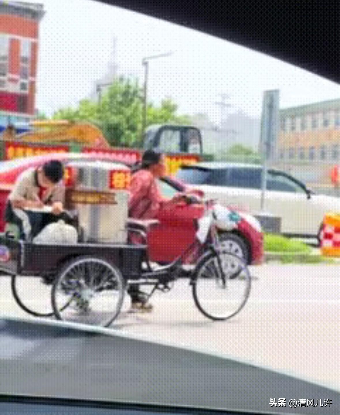 山东街头，妈妈蹬三轮卖粽子，一回头，车斗里的孩子正在写作业

​这一幕，拍得毫无