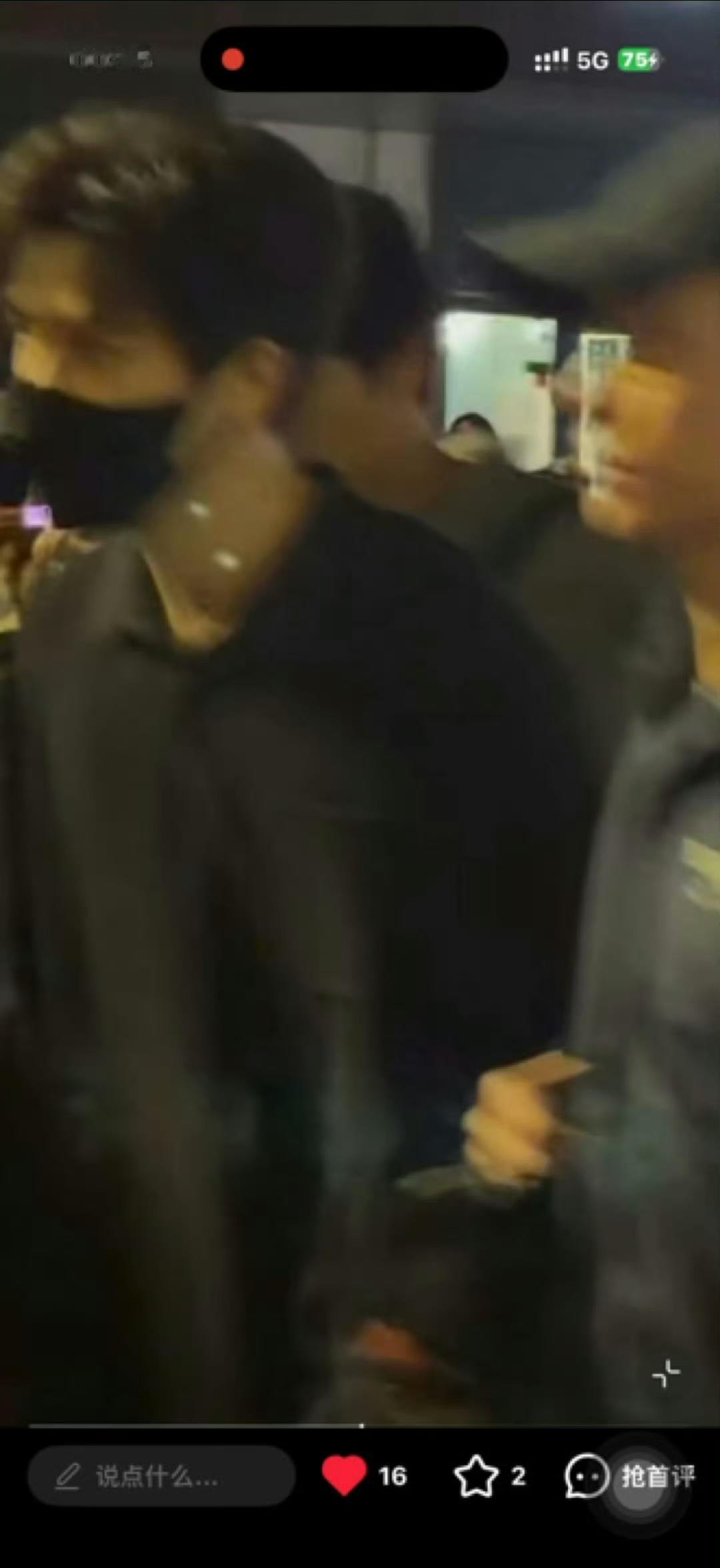 王安宇昨天下班疑被人用激光笔照了