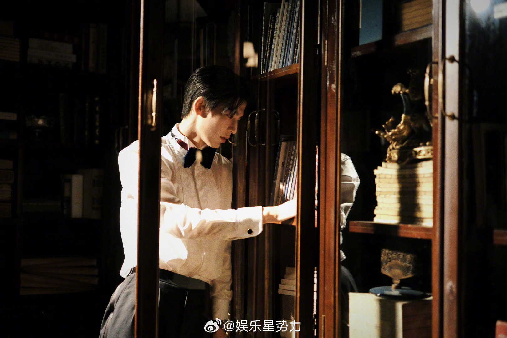 张凌赫这个视频怎么这么长 点进去就出不来了，每次以为看完了，结果手一滑又回到了开
