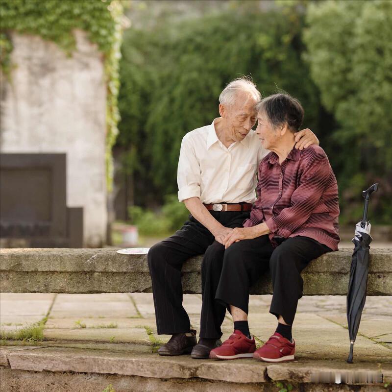 孤寡老人也有爱

经人介绍谈恋爱

相遇相识都有缘

两情相悦也恩爱

人老没有