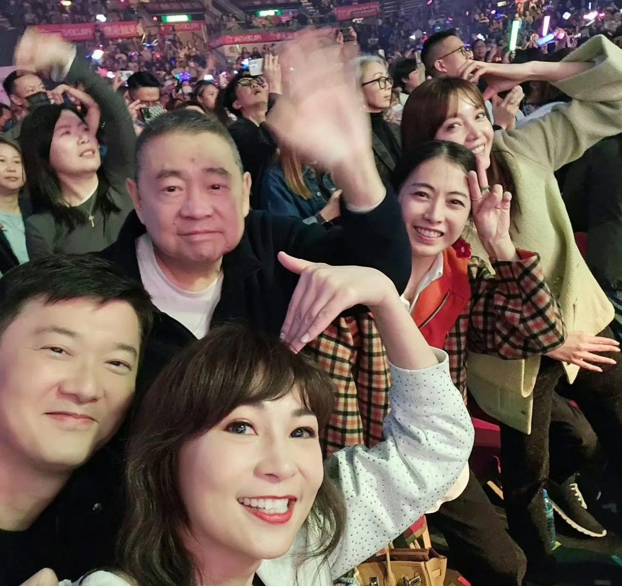 大刘和甘比现身黎明演唱会！

大刘看来应该是身体好多了，在演唱会现场，大刘还随着