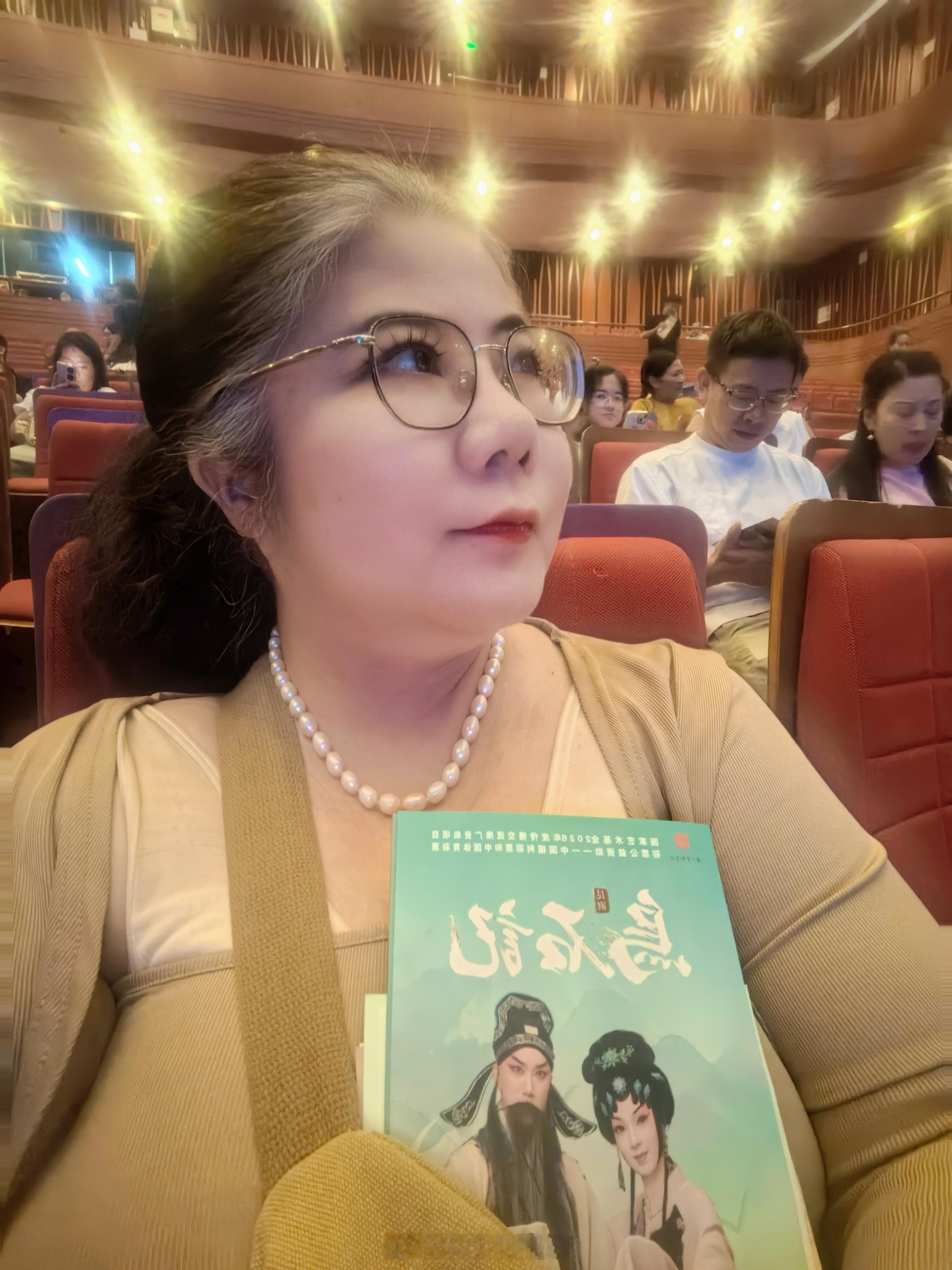 演出即将开始，本观众已经就位， 距离上次看湘昆大戏现场，已经过去了二十年。 