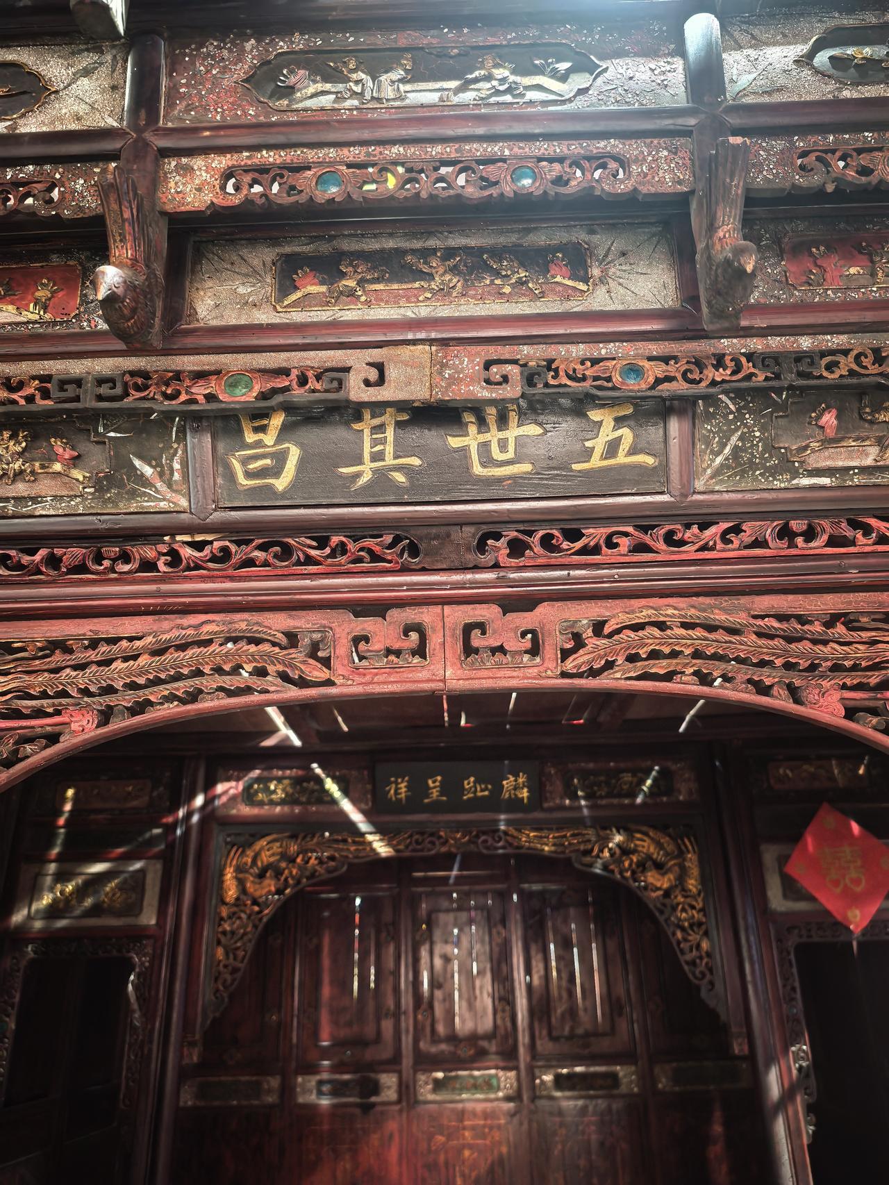 这是在洛阳见到的一张古代的床。
我们这里叫顶子床。
装饰精美，木刻工艺精湛。
上