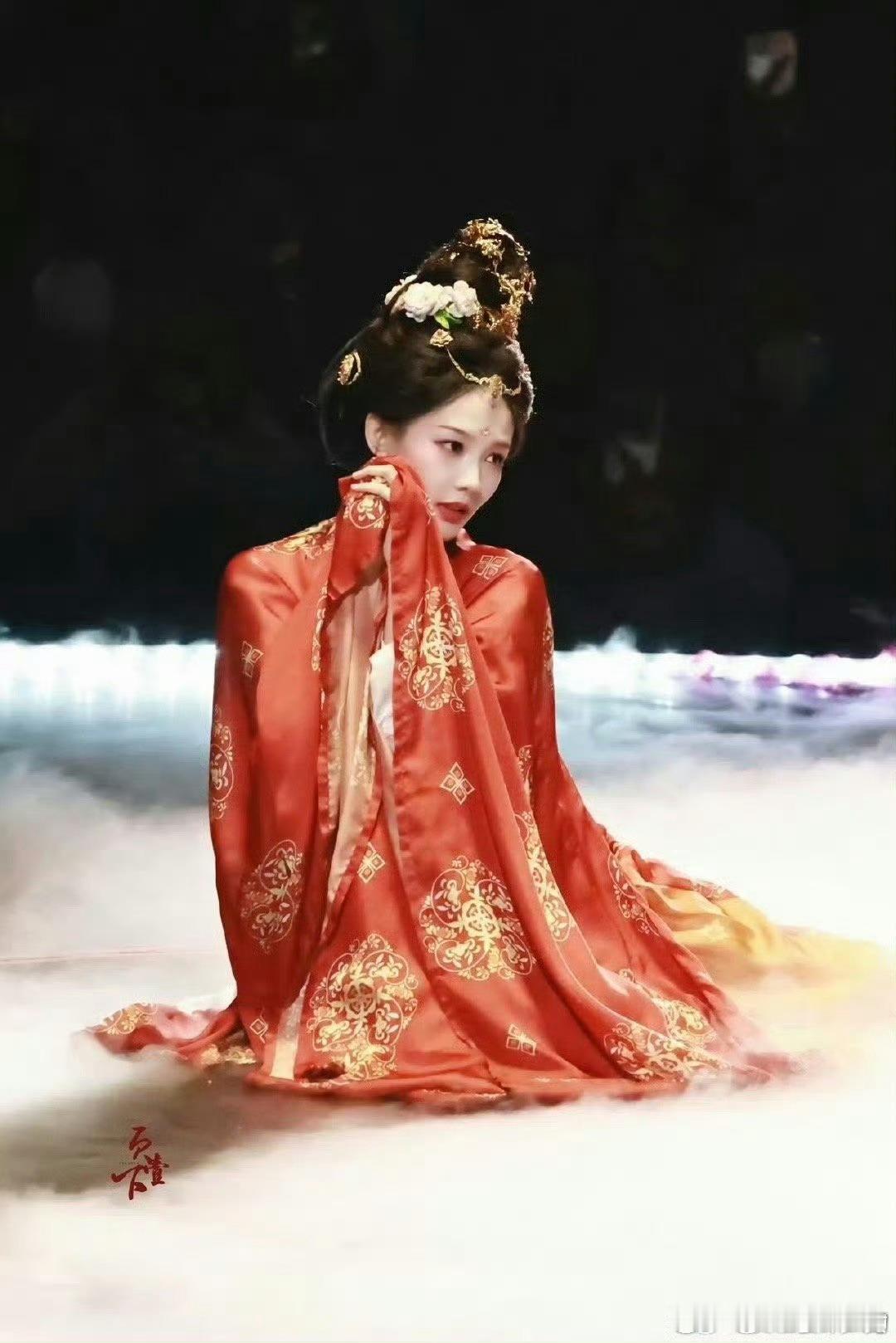 李一桐下腰   李一桐下腰这一段  这身段，一看就是有扎实舞蹈功底在的，这才是真