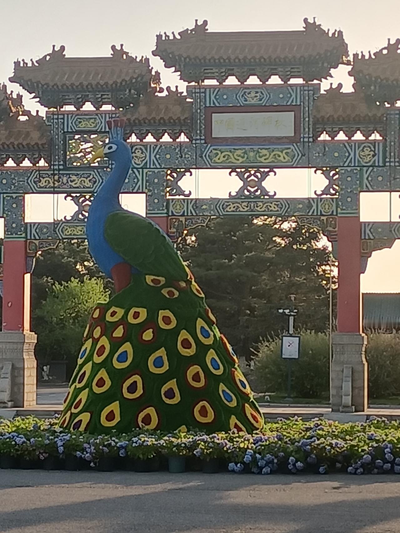 人性的善良就是：
他看见了你的难处．
便不再为难你．
而是默默地帮你解围．

人