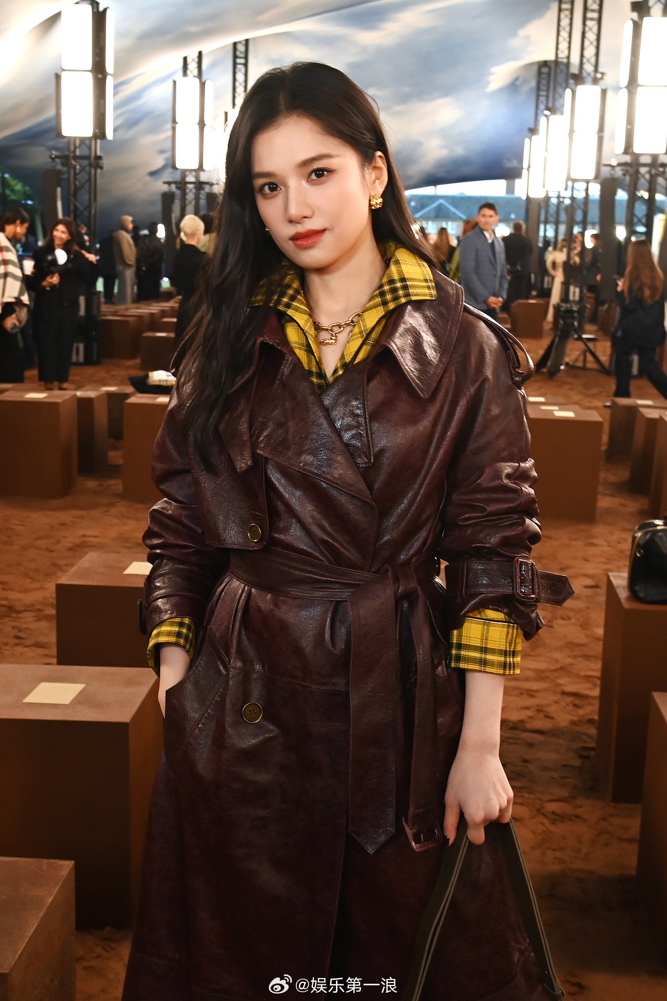 张婧仪时装周生图状态张婧仪 美神降临 伦敦时装周完全是美神降临，生图状态太好了！
