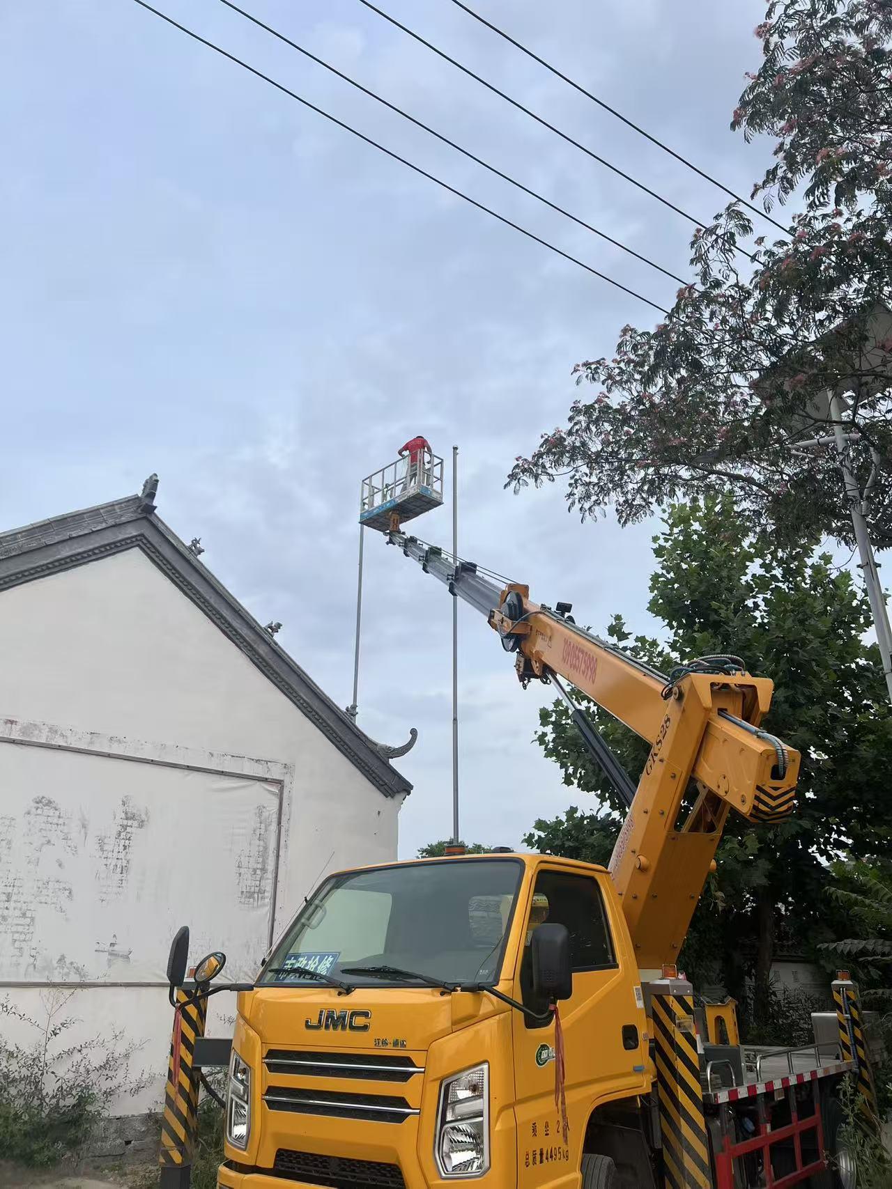 高空作业车 高空作业车修树 钢铁侠施工 吊车高空车施工实拍